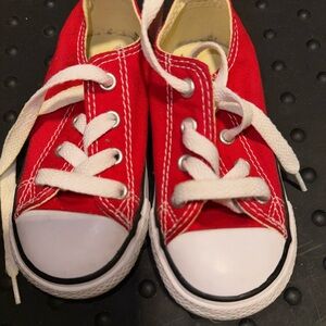 Red converse 7C